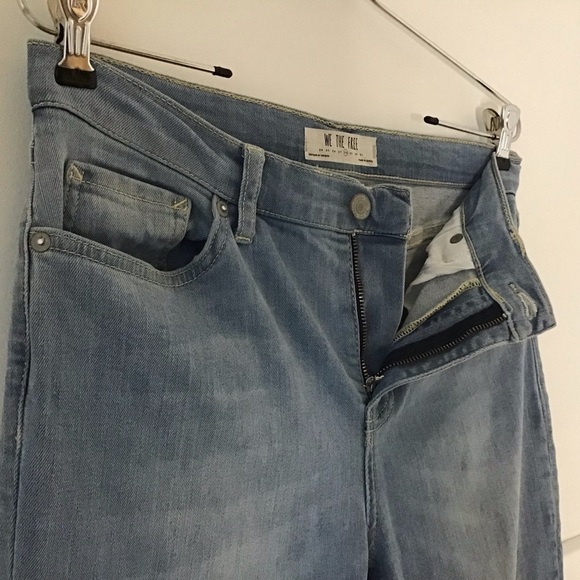 We the Free Light Wash High Rise Distressed Knees and Frayed Hem Skinny … - Picture 9 of 14